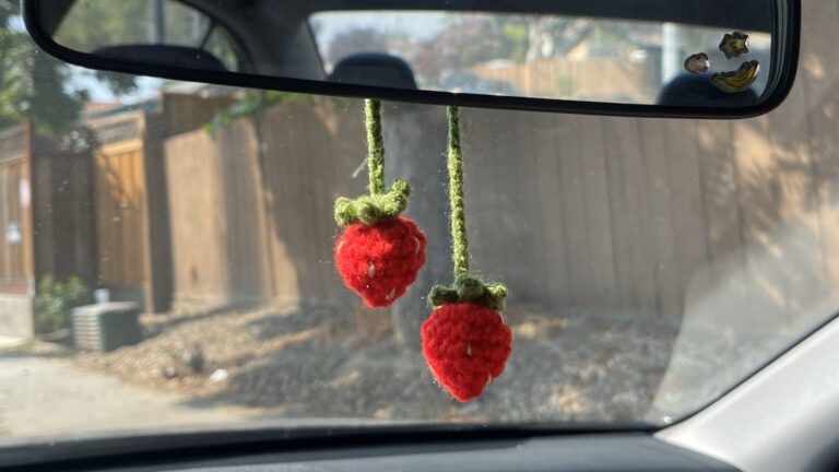 Crochet Strawberries Charm | Free Pattern & Tutorial