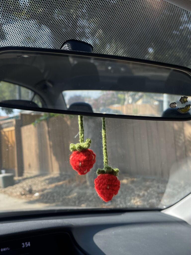 Crochet Strawberries Charm | Free Pattern & Tutorial