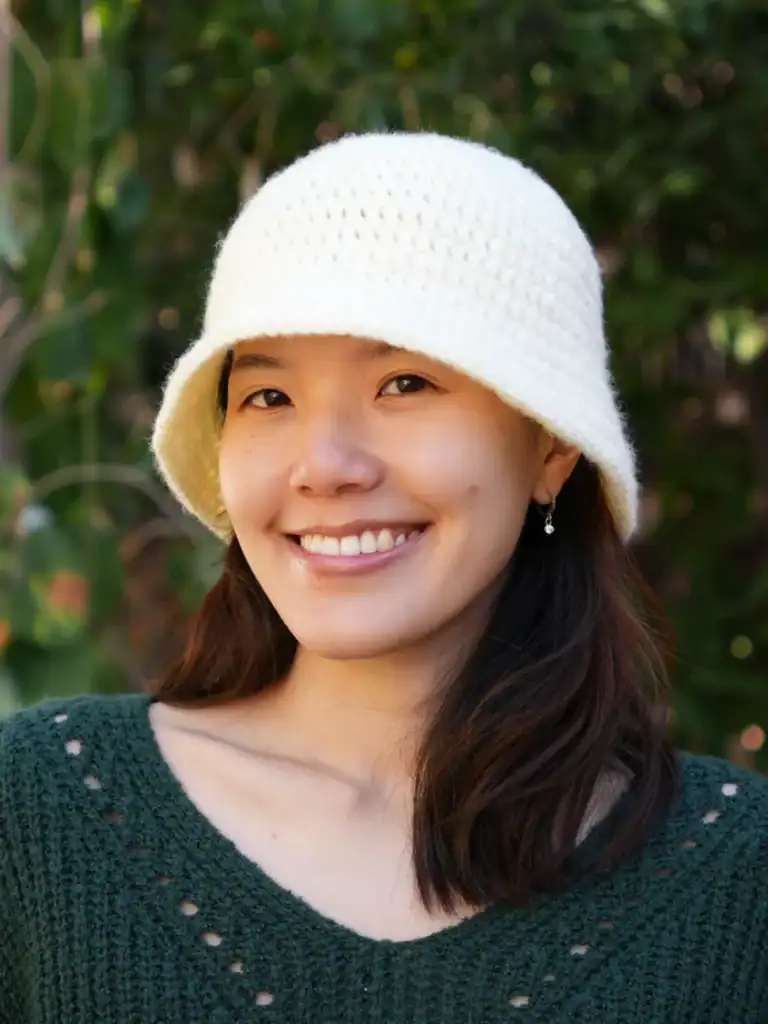 Elegant white crochet hat for women, cozy and stylish winter accessory.