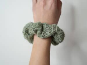 crochet scrunchie 1 edited