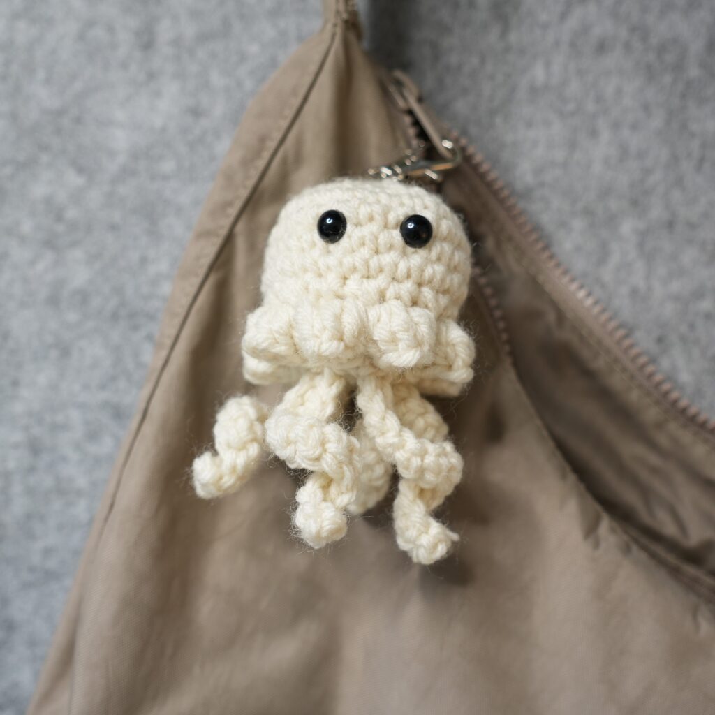 no-sew crochet jellyfish amigurumi keychain