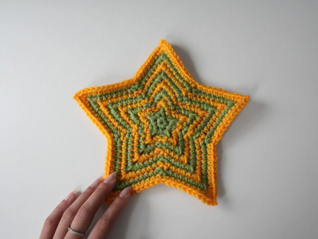 radiating crochet star with 9 rounds